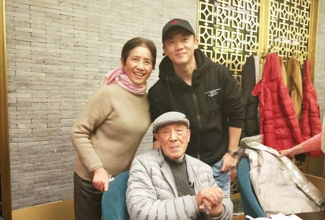苗苗与郑恺的最新动态，爱情与事业的双重进展